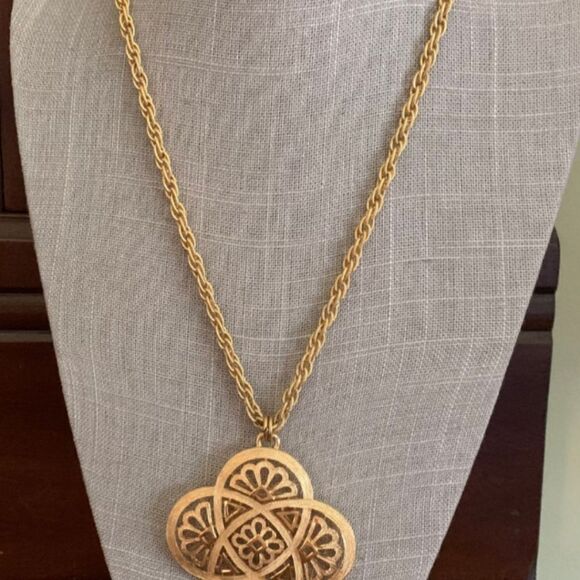 RARE VINTAGE  SIGNED CROWN TRIFARI 27" NECKLACE EXCELLENT CONDITION - Picture 6 of 13